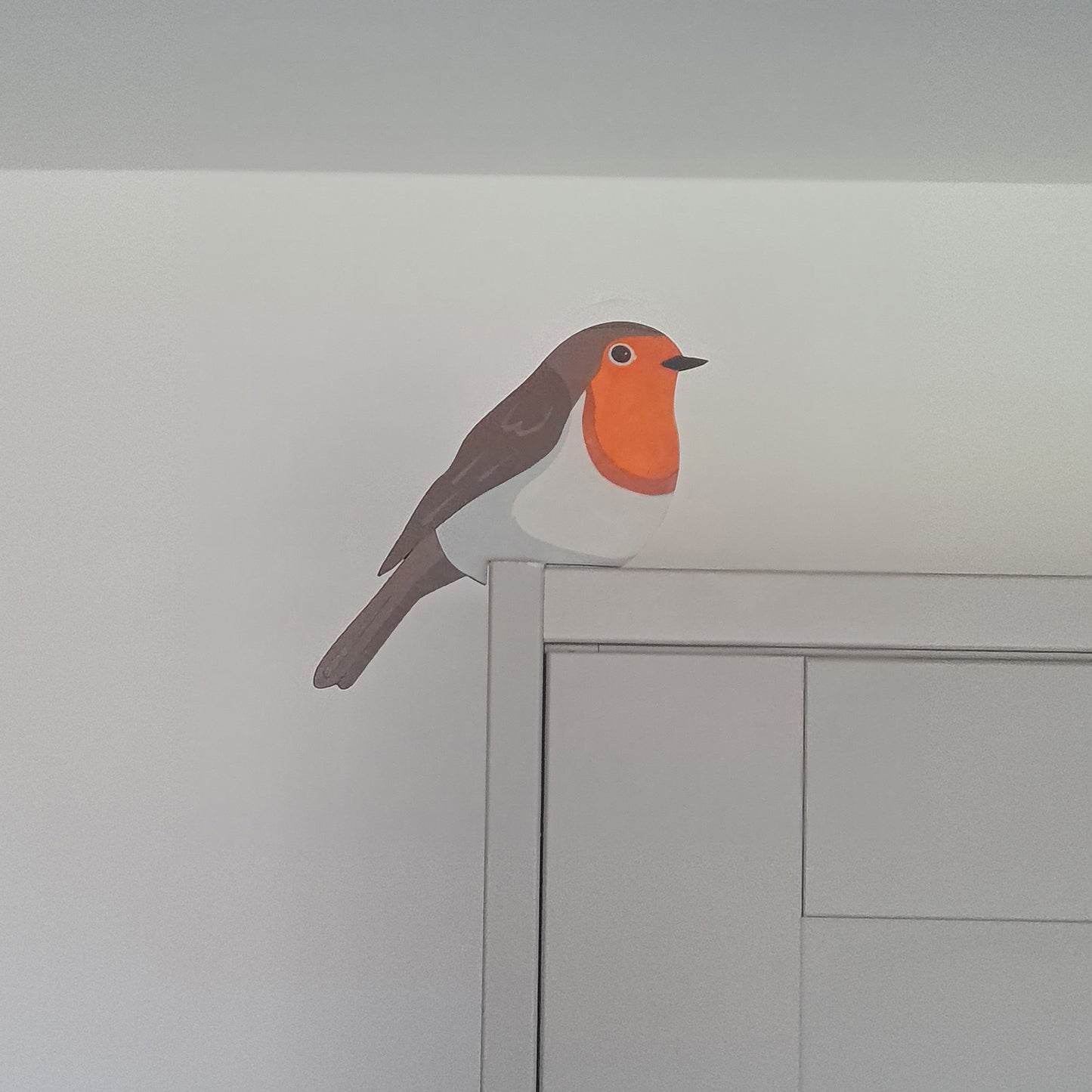 Robin Hand Painted Wooden Bird Corner Decoration - Left or Right Facing - Perfect For Door Frames, Cupboards, Light Switches, Pictures & More