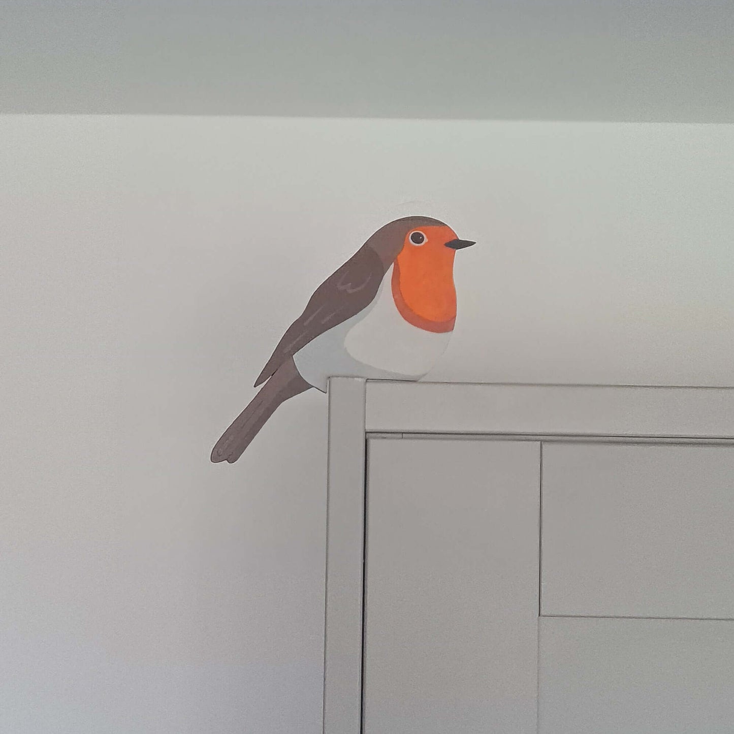 Robin Hand Painted Wooden Bird Corner Decoration - Left or Right Facing - Perfect For Door Frames, Cupboards, Light Switches, Pictures & More